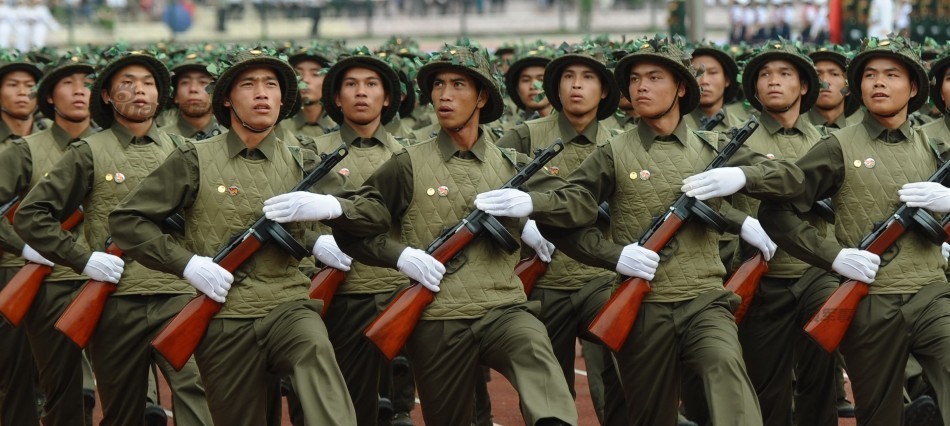 越南举行盛大阅兵式 挎枪女民兵方队是亮点 02 25)