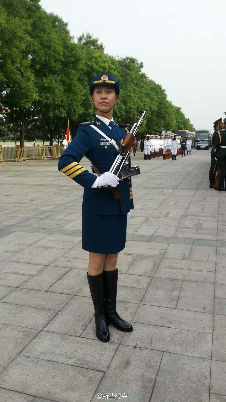 仪仗队女护旗手向中外媒体亮相