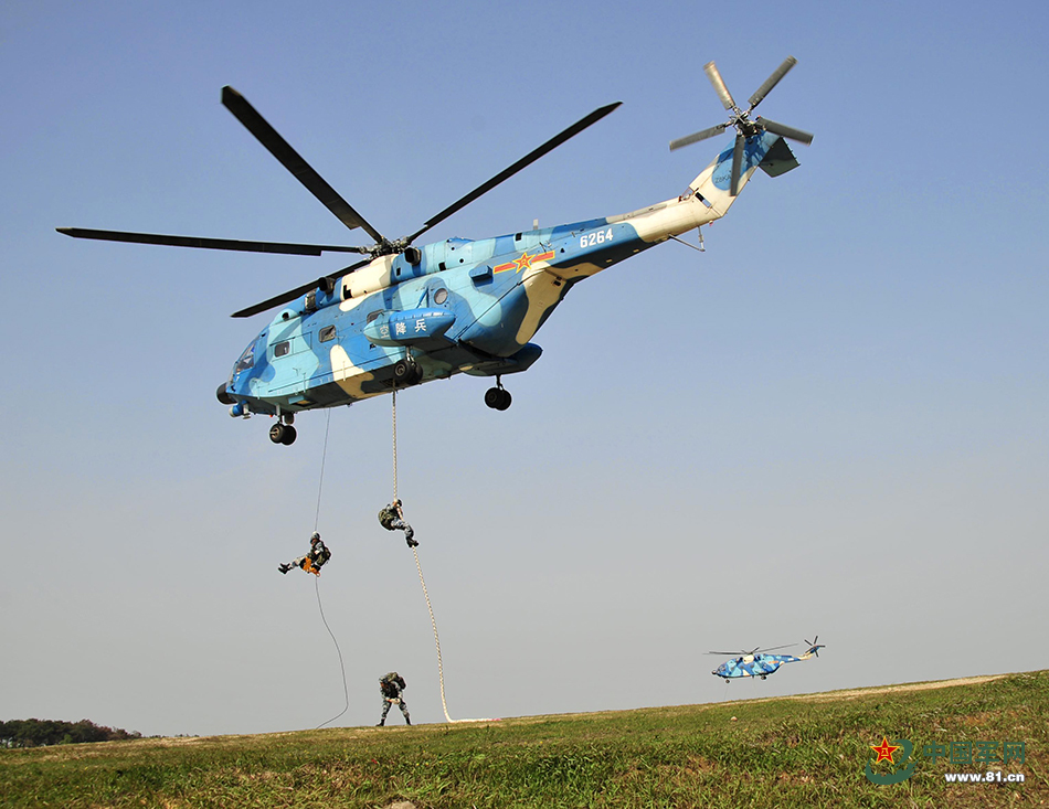 空降部队敌后伞降战力强大 武直机低空攻击支援_高清