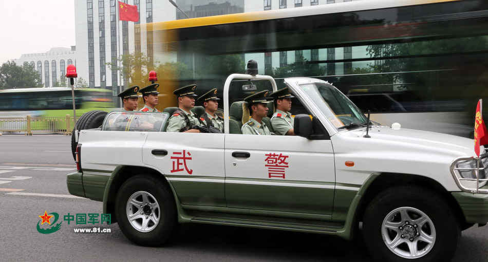 北京武警昼夜无休反恐巡逻 吃在车上守在车上_高清图集_新浪网