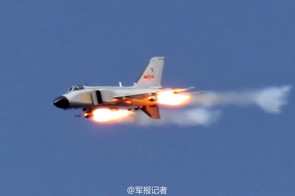 军方曝光歼八f战机对地火箭弹攻击猛照