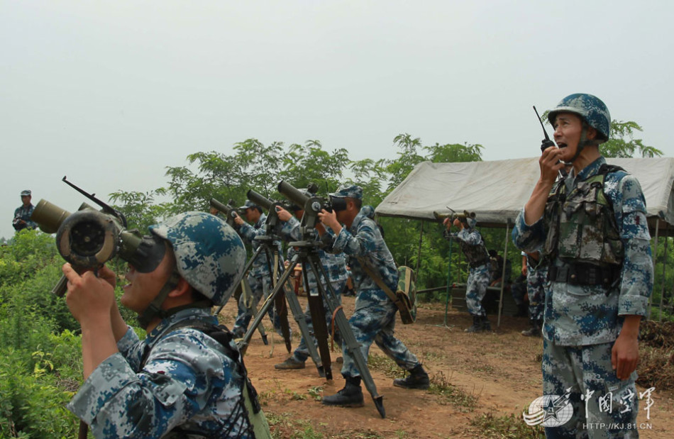 中国空降兵个人战力强大 手持大口径迫击炮发射
