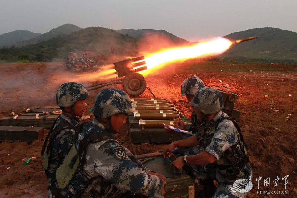 中国空降兵个人战力强大 手持大口径迫击炮发射