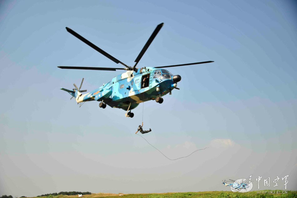 我空降兵直升机速降训练场景曝光_高清