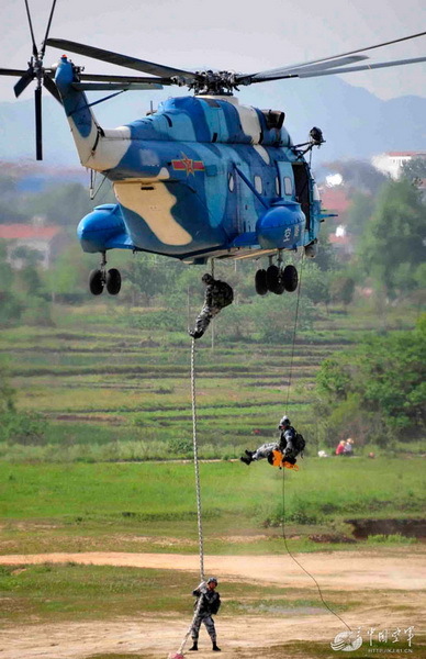 我空降兵直升机速降训练场景曝光_高清图集_新浪网