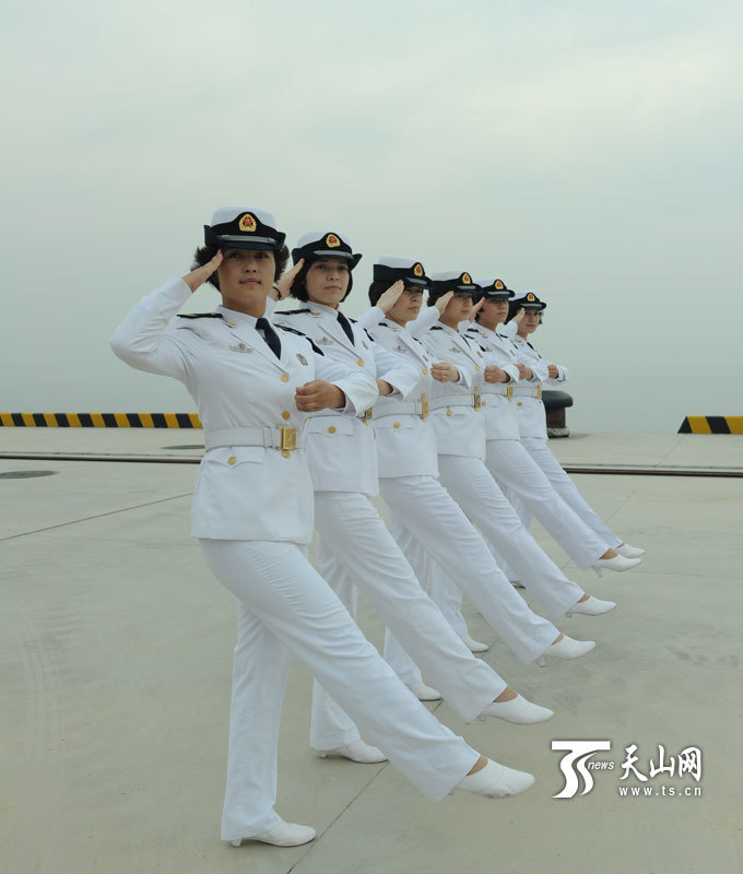 铿锵玫瑰!辽宁舰上的新疆籍女兵指挥歼15战机