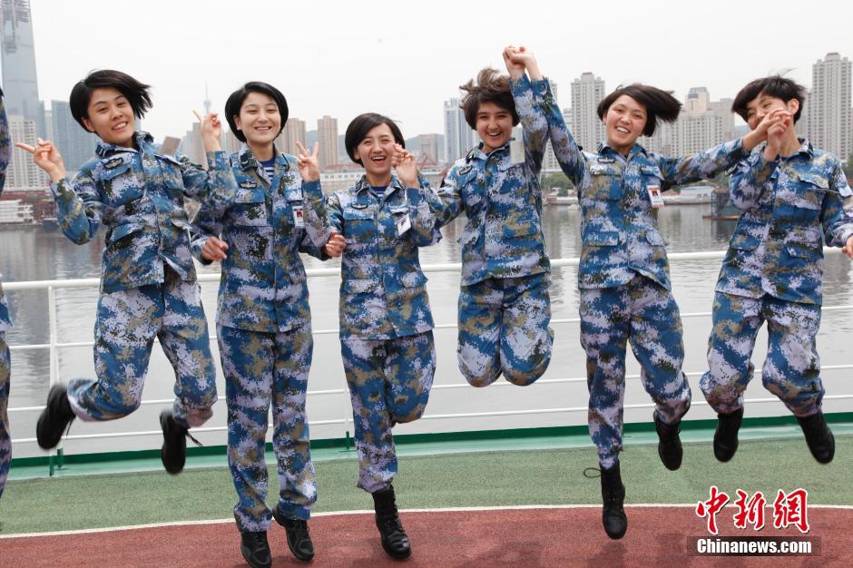 铿锵玫瑰!辽宁舰上的新疆籍女兵指挥歼15战机