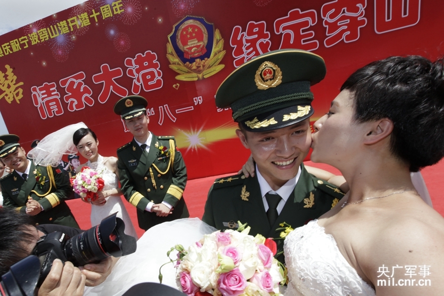 边检官兵携新娘登台亮相