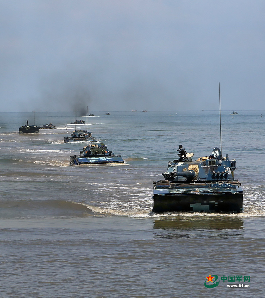 1 / 9 中国军网:7月7日,海军陆战队某旅组织两栖装甲突击群进行抢滩