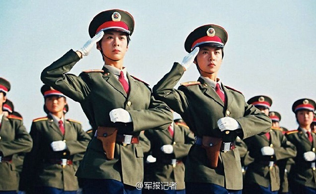 建国50周年阅兵式女兵方队双胞胎姐妹领队近照