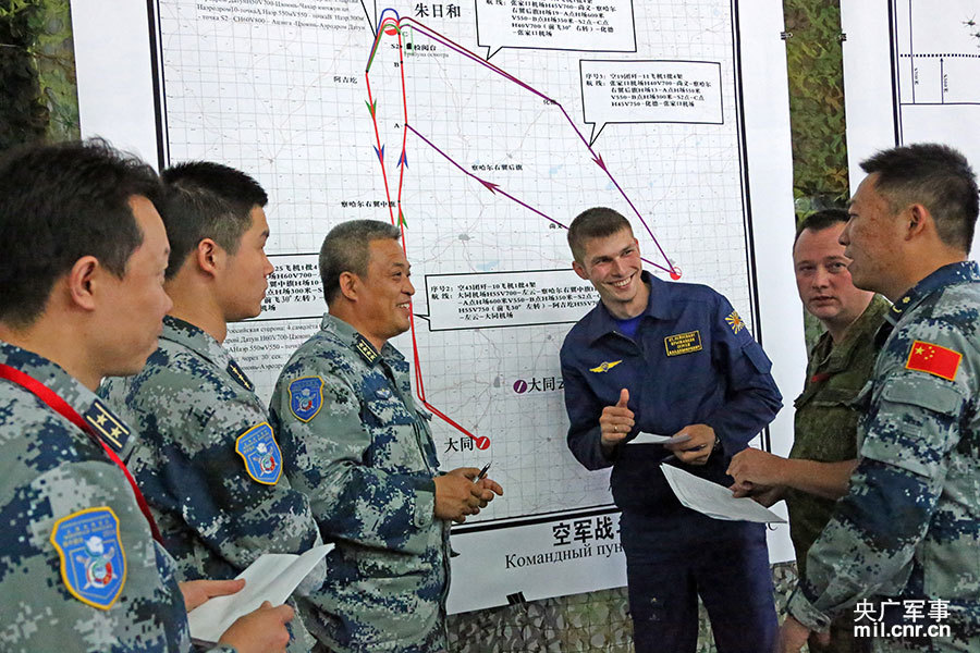 29 32 哈方空降兵指挥员邀请我方空降兵指挥员登上哈方飞机参观交流