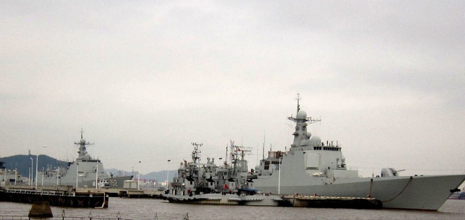 3艘052c级战舰齐聚军港 东海舰队最强阵容曝光