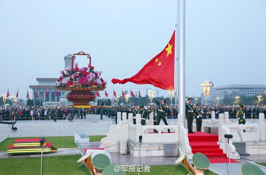 现场:10月1日北京12万名群众看天安门国庆升旗_高清图集_新浪网