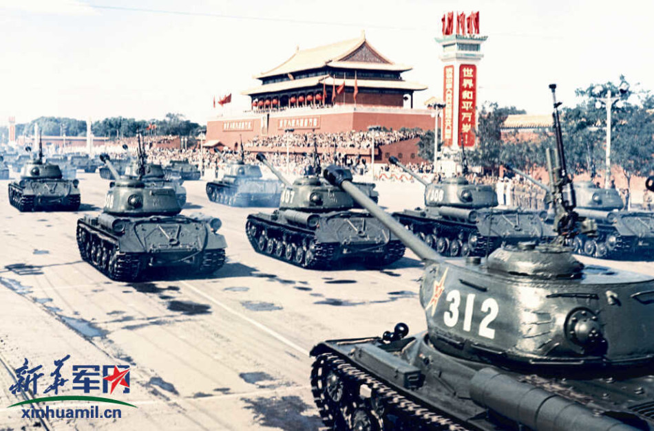 1954-1959国庆阅兵旧照曝光:59坦克歼5战机亮相