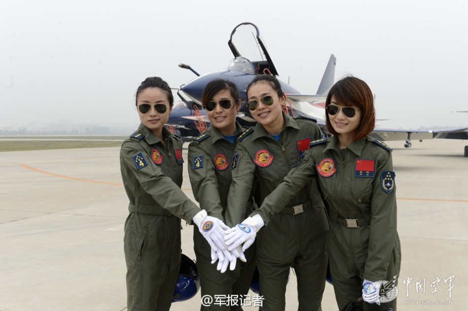 中国空军首批歼击机女飞行员亮相珠海航展