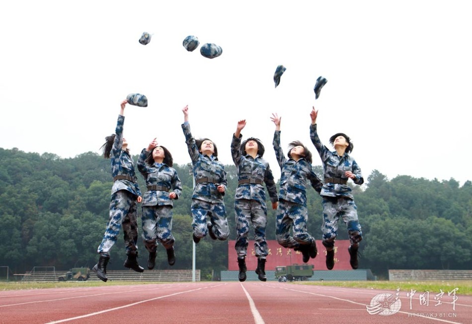 名校俏丽大学生<em>女兵</em>放弃深造选择<em>留队</em>当士官 