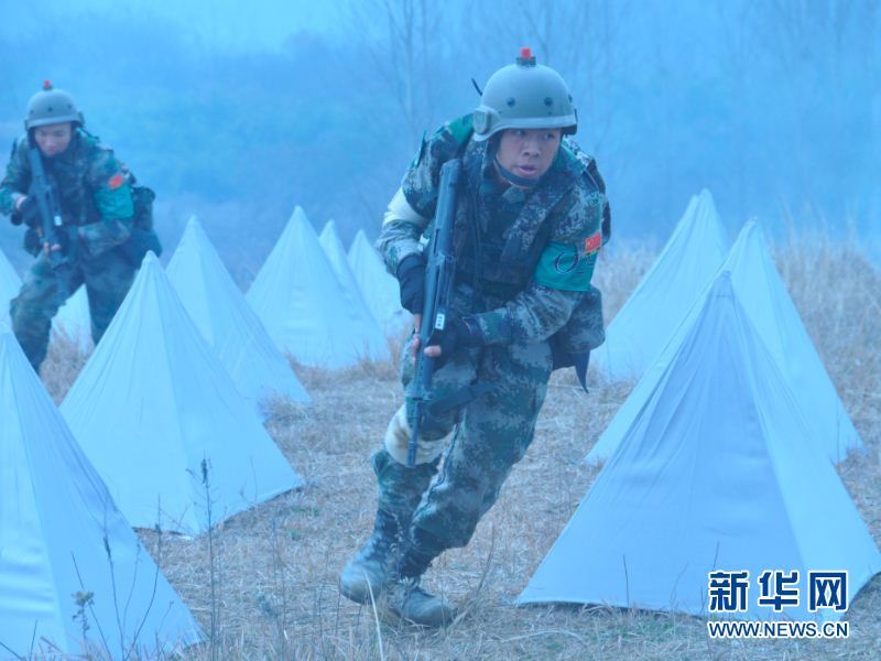 外军体验中国单兵装备 驳只值2部iPhone6说法