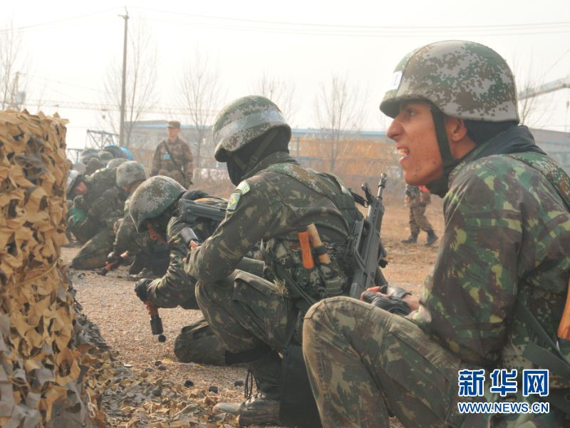 外军体验中国单兵装备 驳只值2部iPhone6说法