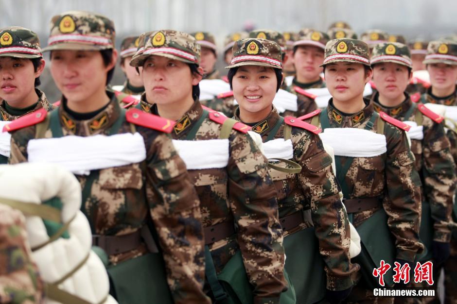 北京武警部队女新兵野营拉练 斗志昂扬笑容灿烂