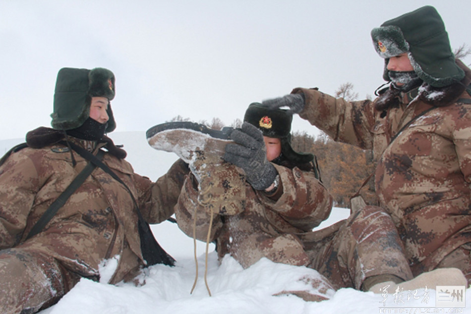 辛苦:边防兵齐腰深积雪中巡逻干嚼方便面充饥_高清