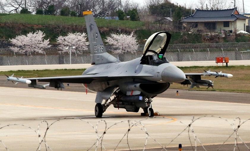 美军F-16战机迫降韩国民航机场 剧毒物质泄漏