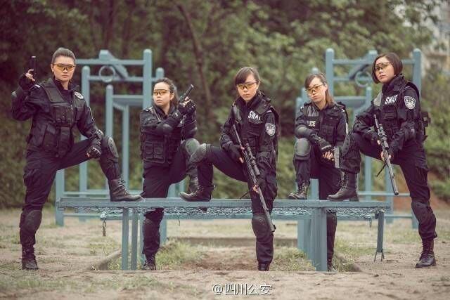 特警霸王花毕业11年后重回警校拍炫酷武装照