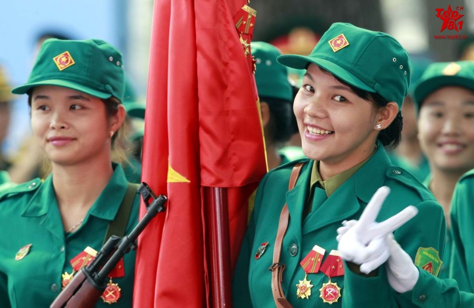 越南举行大规模阅兵式:女兵穿白丝袜踢正步