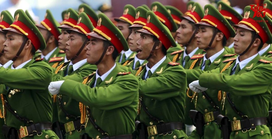 越南举行大规模阅兵式:女兵穿白丝袜踢正步_高清图集
