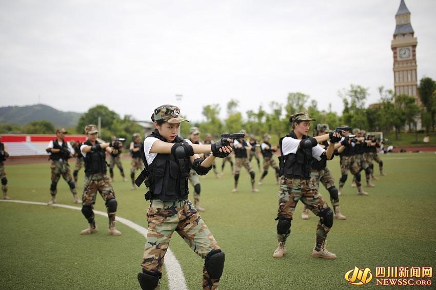 民航空中反恐精英亮相 漂亮空姐练咏春学枪术