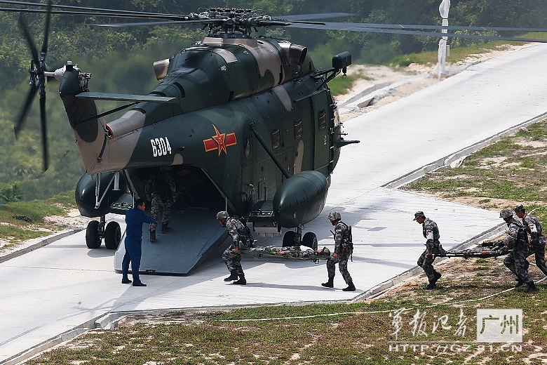 驻港部队开放军演 弹箭齐发场面大观众竖指点