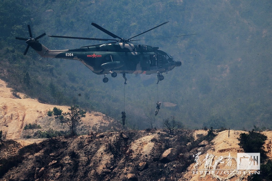 驻港部队开放军演 弹箭齐发场面大观众竖指点