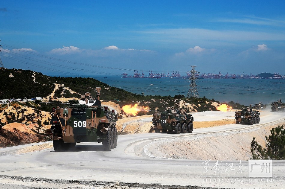 驻港部队开放军演 弹箭齐发场面大观众竖指点