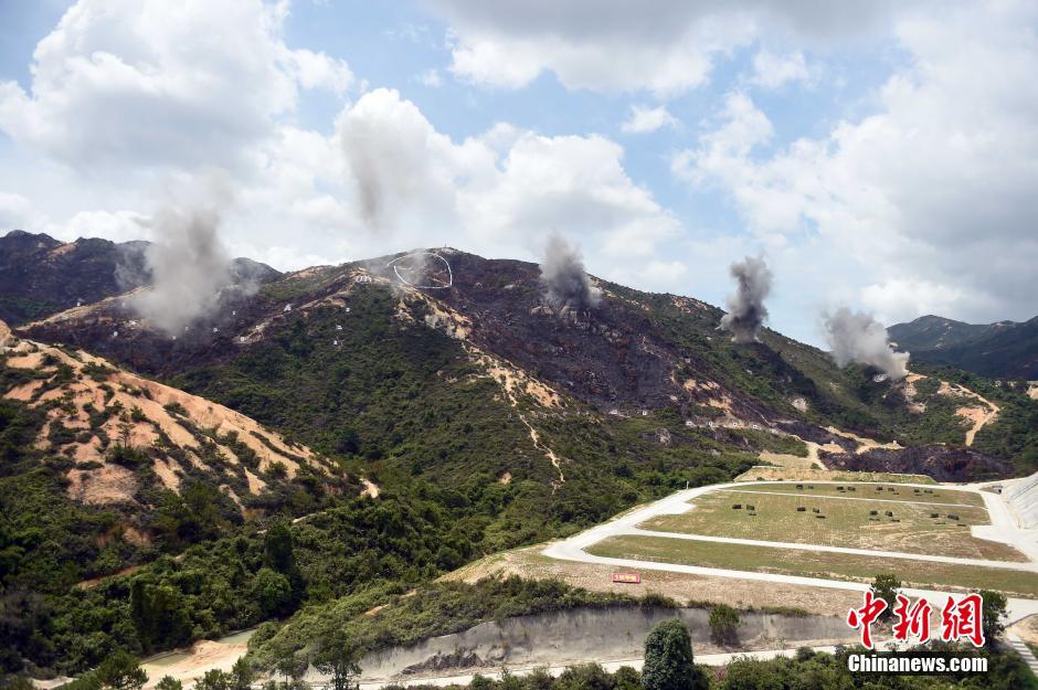 驻港部队开放军演 弹箭齐发场面大观众竖指点