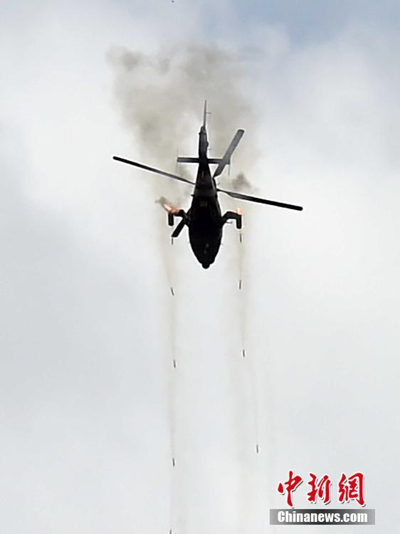 驻港部队开放军演 弹箭齐发场面大观众竖指点