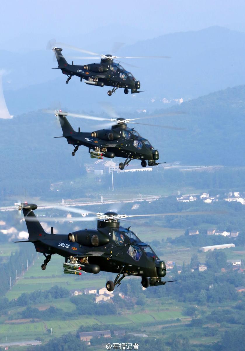 07.18 15:45:42 4 / 5 武直10武装直升机正在进行编队飞行训练.