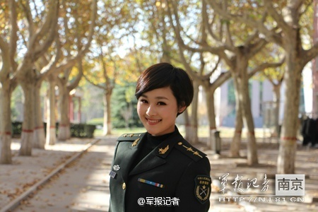 魅力女兵高颜值军中女主持俏皮较劲专业过硬