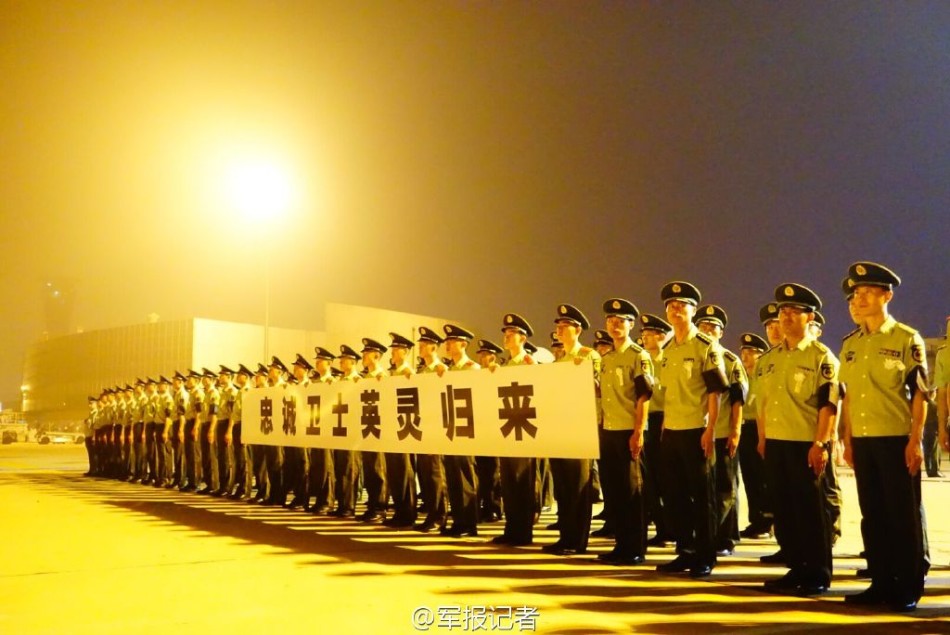 英雄回家!在索马里殉职武警战士遗体归国 - 军