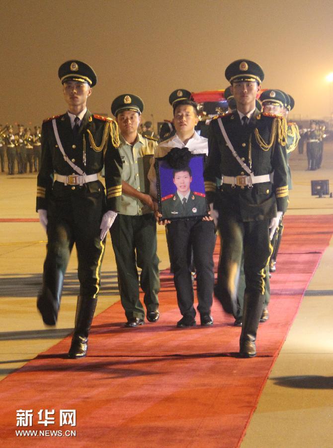 英雄回家!在索马里殉职武警战士遗体归国 - 军