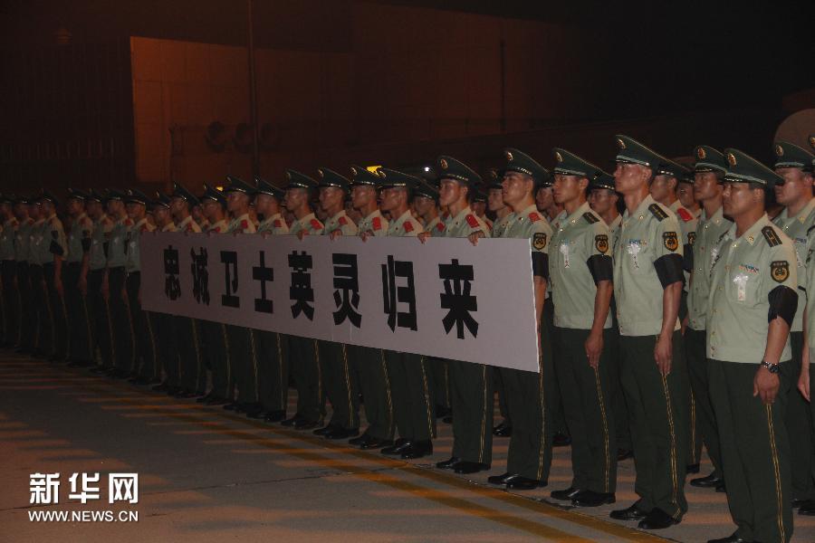 英雄回家!在索马里殉职武警战士遗体归国 - 军