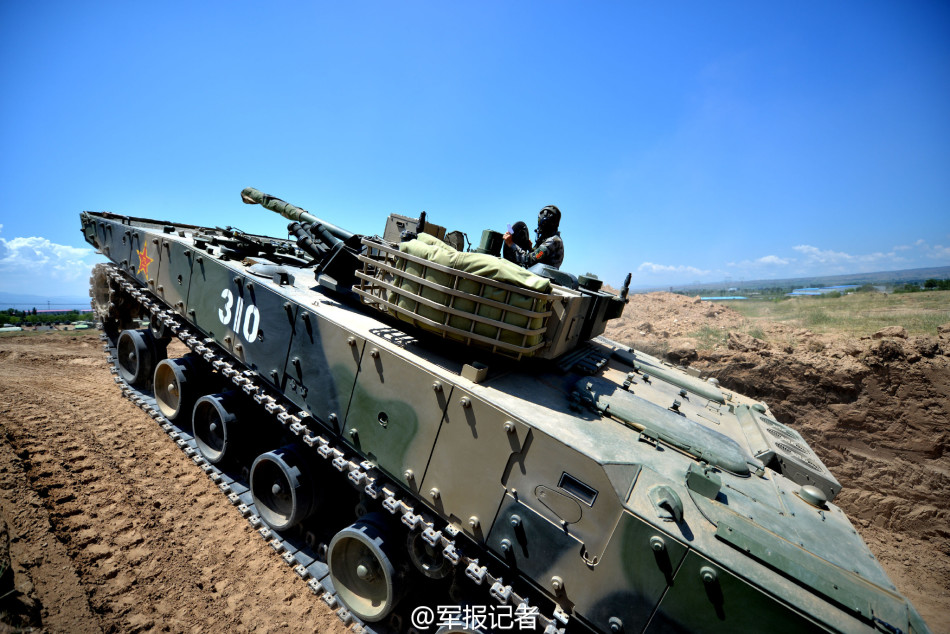 好消息:第65军列装最新锐重型履带式04a步战车