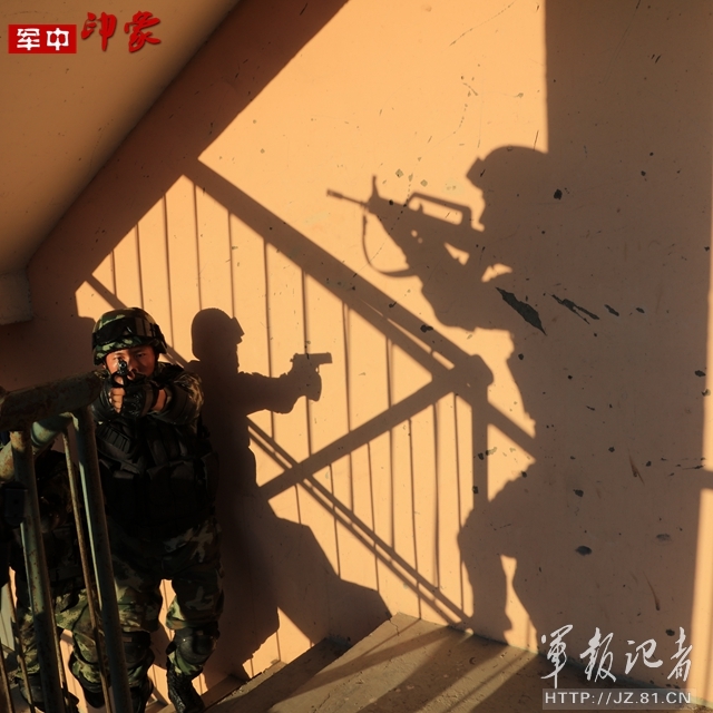 队员在进行楼道搜索训练