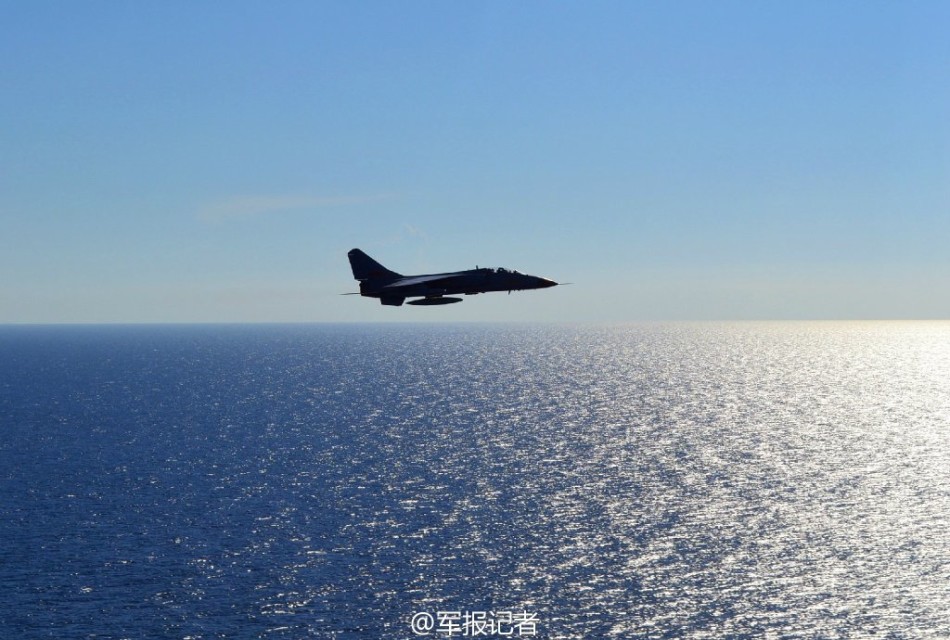 中国空军飞豹战机挂3个副油箱疑似巡航永兴岛