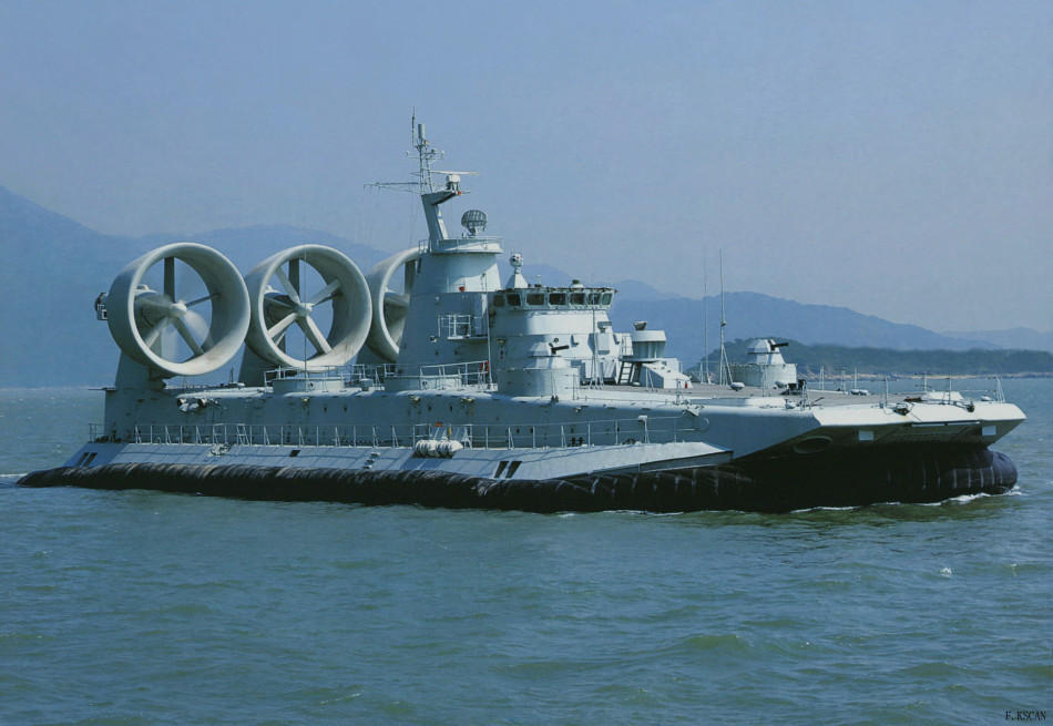 中国海军野牛气垫船体型巨大