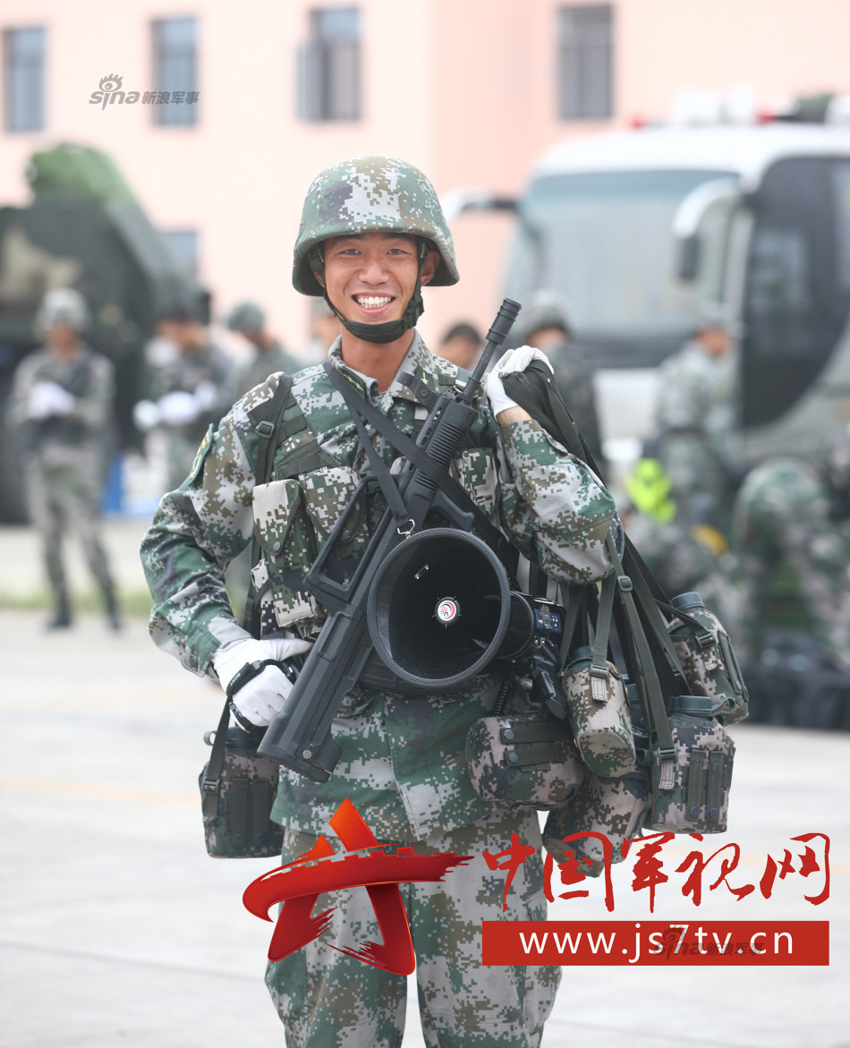 阅兵徒步方队整齐之美:出腿如闪电落地如砸坑!
