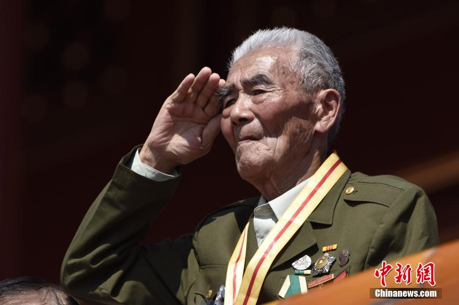 抗战胜利70周年阅兵 抗战老战士敬礼