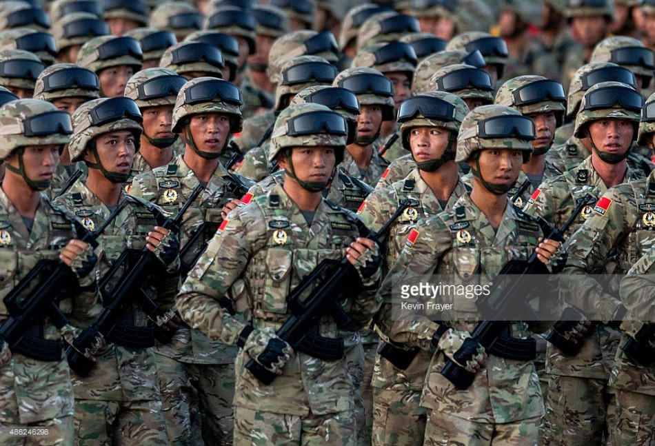 外媒拍9.3阅兵:老兵挂满勋章方队步伐反常整齐