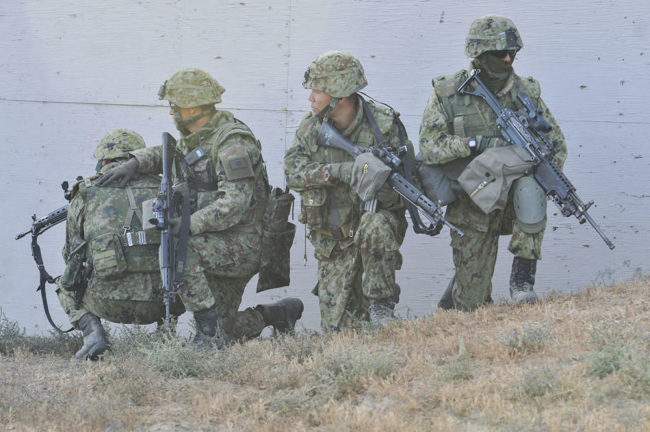 日本自卫队士兵进行战术演练.