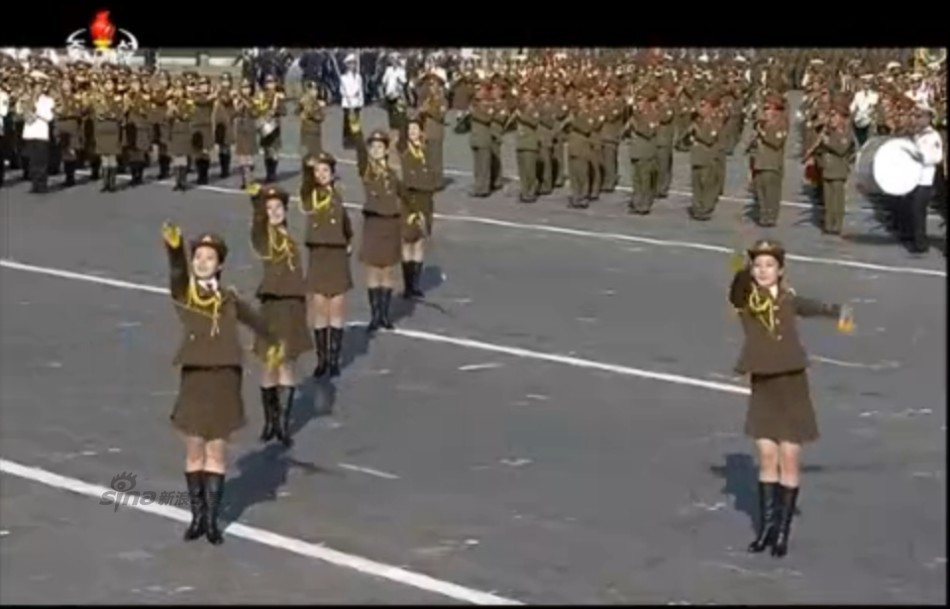 朝鲜阅兵式开始:军乐队女兵短裙装列队亮相!