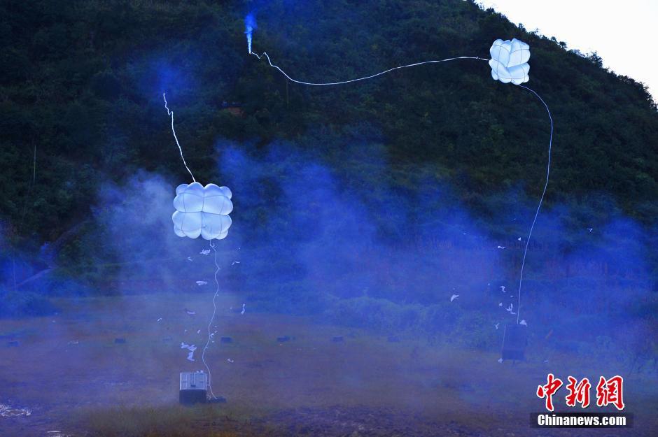 解放军中越边境扫雷动用先进火箭爆破器_高清图集_新浪网
