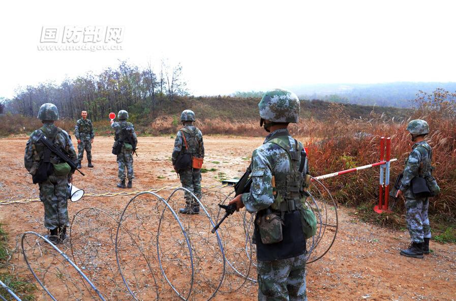 解放军军校学员训练动用最新型速射迫击炮